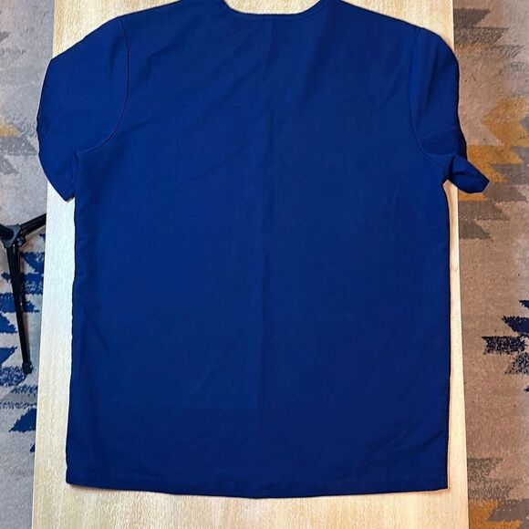 FIGS Leon Three-Pocket Scrub Top - Picture 4 of 6